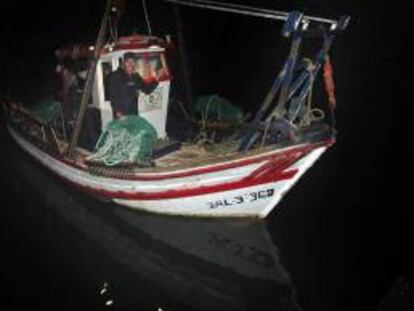 El pesquero "Divina Providencia" sale a faenar en la bahía de Algeciras.