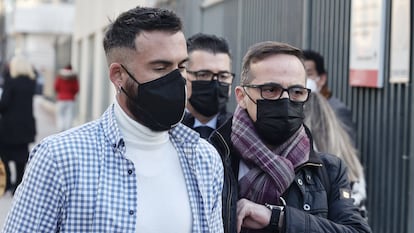 José María López (izquierda), a su llegada al Juzgado de lo Penal número 18 de Madrid, este martes.