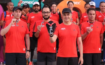 El jefe de Gobierno de la Ciudad de México (d), Miguel Ángel Mancera, presenta la camiseta y la medalla.