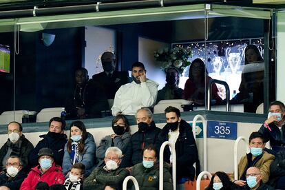 Ferland Mendy y Karim Benzema, en un palco del Bernabéu, el domingo durante el clásico.