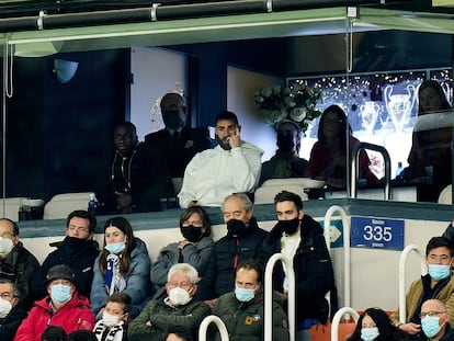 Ferland Mendy y Karim Benzema, en un palco del Bernabéu, el domingo durante el clásico.