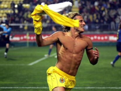 Forlán celebra un gol con el Villarreal en 2005.