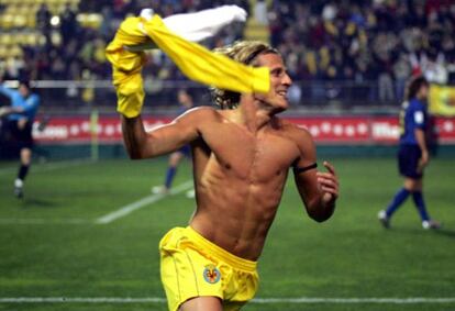 Forlán celebra un gol con el Villarreal en 2005.