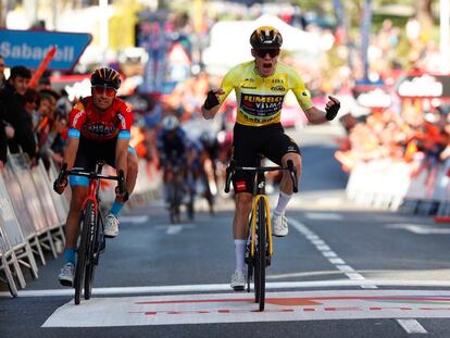 Jonas Vingegaard después de cruzar la meta de la cuarta etapa de la Itzulia junto a Mikel Landa, este jueves.