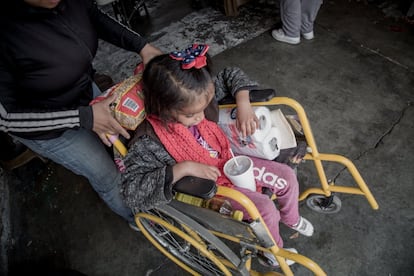 Valeria González, de 27 años, y su hija Liz, una niña de 10 años con discapacidad múltiple, se hacen dos horas en transporte público con la silla de ruedas para acceder a despensas de comida básica gratuita. Ciudad de México.