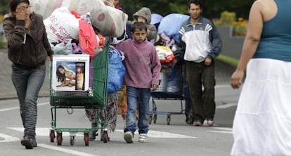 Familias gitanas abandonan un campo ilegal en el norte de Francia, en 2012.