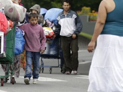 Familias gitanas abandonan un campo ilegal en el norte de Francia, en 2012.