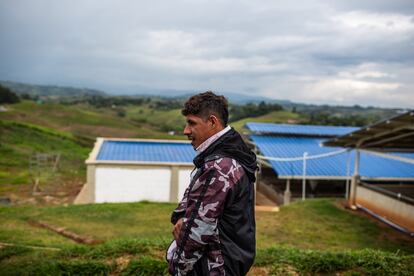 Robert, un excombatiente de las FARC frente a un almacén del proyecto de porcicultura en el distrito del Cauca (Colombia), el 27 de junio de 2022.