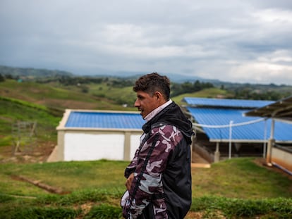 Robert, un excombatiente de las FARC frente a un almacén del proyecto de porcicultura en el distrito del Cauca (Colombia), el 27 de junio de 2022.