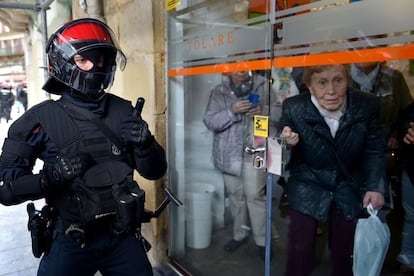 Varias personas se refugian en una panadería durante las cargas de la Ertzaintza contra los manifestantes.