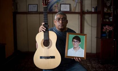 Álvaro Conrado Avendaño, padre de Álvaro Conrado, con una foto de su hijo asesinado.