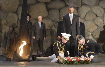 magen distribuida por la Oficina de Prensa del Gobierno Israelí (GPO) que muestra a dos soldados depositando la corona de flores del presidente de los Estados Unidos, Barack Obama (c-der), junto al fuego eterno de la Sala del Recuerdo durante su visita al museo Yad Vashem, en memoria a las víctimas del Holocausto, en Jerusalén (Israel).