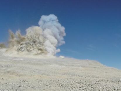 Primera voladura de la cumbre del cerro Armazones, en Chile, para instalar all&iacute; el telescopio gigante E-ELT.