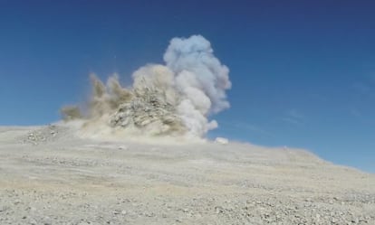 Primera voladura de la cumbre del cerro Armazones, en Chile, para instalar all&iacute; el telescopio gigante E-ELT.