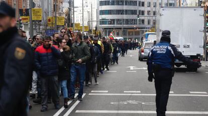 Carril izquierdo cortado durante la manifestación de taxistas por la Gran Vía de Madrid.