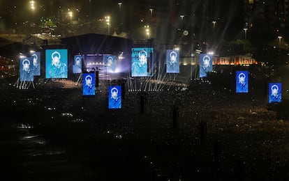 Miles de personas se reúnen en la playa para presenciar el último concierto de la gira de Madonna.  Las autoridades esperan 1,5 millones de personas.
