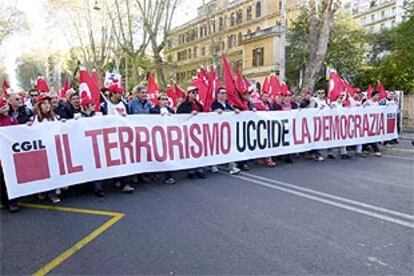 La cabeza de la manifestación, con una pancarta contra el terrorismo.