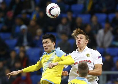 Abzal Beysebekov y Michael Frey disputan el balón en el partido entre  FC Astana y  BSC Young Boys. 