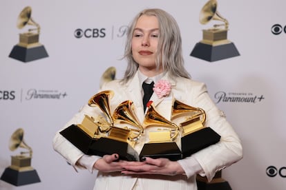 Phoebe Bridgers posa con sus cuatro gramófonos.