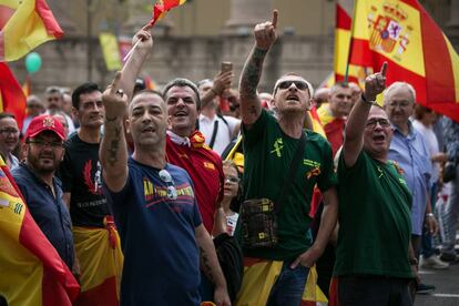 Un centenar de personas, convocadas por movimientos antifascistas e independentistas, se han concentrado cerca de la Plaza de España y han cruzado insultos con los manifestantes, bajo un fuerte dispositivo de los Mossos d'Esquadra que ha impedido que se enfrentasen y los insultos llegaran a mayores.