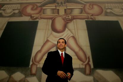 El alcalde de Los Ángeles en 2006, Antonio Villaraigosa, junto al mural 'América Tropical' de Siqueiros, trasladado y restaurado en aquella época.