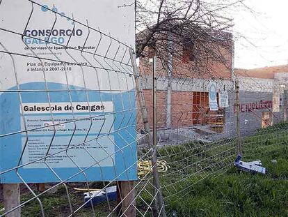 Obras de construcción de la galescola de Hío, delante de un merendero.