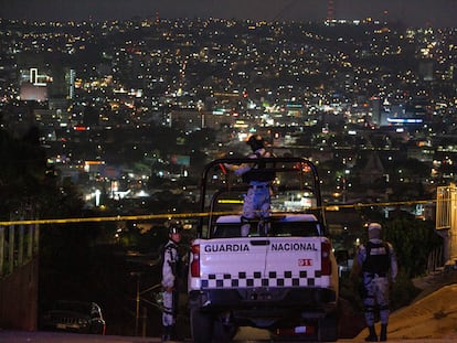 La Guardia Nacional custodia el perímetro durante un homicidio en la Colonia Libertad, en Tijuana, en agosto de 2022.