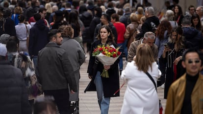 Una mujer pasea con un ramo de rosas, el martes durante la celebración de Sant Jordi.