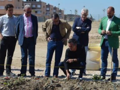 Fraile (de beige) escucha explicaciones sobre los huertos en 2014.