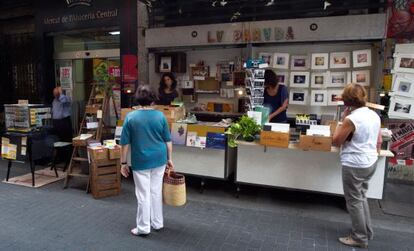 El puesto La Parada del mercado  de Abaceria del barrio barcelon&eacute;s de Gr&agrave;cia.