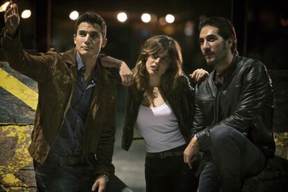 &Aacute;lex Gonz&aacute;lez (left), Adriana Ugarte and Alberto Ammann in Combusti&oacute;n.