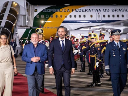 Luiz Inácio Lula da Silva (centro), su esposa Rosangela da Silva (izquierda) y el ministro de Relaciones Exteriores de Argentina, Santiago Cafiero en Buenos Aires, este domingo.