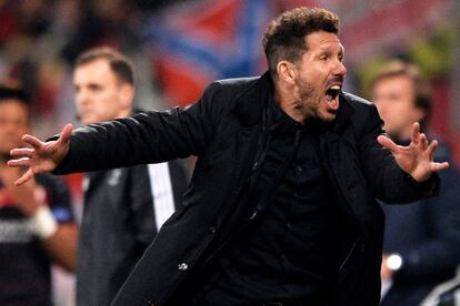 Diego Simeone, durante el partido de la Liga de Campeones entre el Bayern Leverkusen y el Atl&eacute;tico de Madrid.