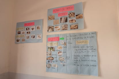 Anuncios con información sobre alimentación saludable en la sede de la Fundación Pata Pila.