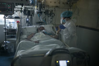 Para hacer frente al aluvión de casos y evitar el colapso, la dirección del hospital ha tomado la decisión de adaptar los espacios disponibles. En la imagen, un profesional sanitario vigila el estado de un enfermo de coronavirus, en la unidad de vigilancia intensiva respiratoria (UVIR) del Clínic de Barcelona.