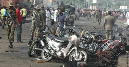 Un grupo de solados en la zona de la explosi&oacute;n en Kaduna (Nigeria).
