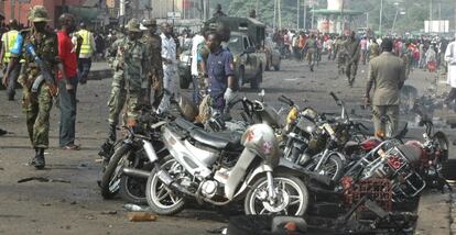 Un grupo de solados en la zona de la explosión en Kaduna (Nigeria).