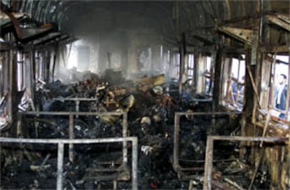 Imagen del estado en el que ha quedado el tren incendiado al sur de El cairo