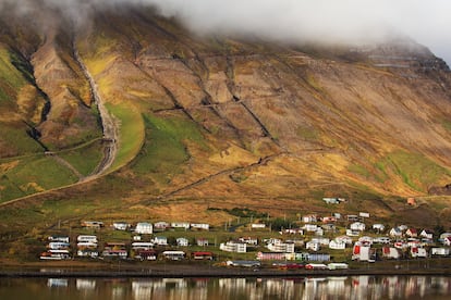 Vista del puerto pesquero de Siglufjordur, a los pies de una empinada ladera que se alza ante un fiordo de gran belleza. 