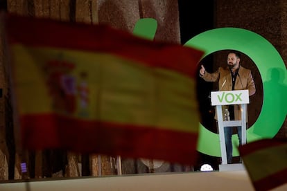 El líder de Vox y candidato a la presidencia del Gobierno, Santiago Abascal, este viernes, durante al acto de cierre de campaña del partido en la plaza de Colón de Madrid.