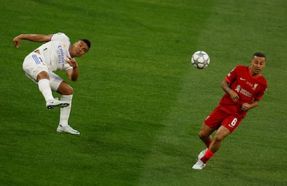 Casemiro despeja un balón frente a Thiago Alcantara. 