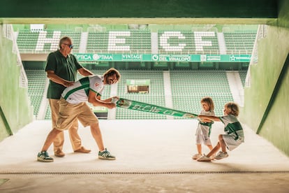 Antonio Brotons, de 71 años, su hijo Antonio y sus nietos juegan en el estadio del Elche.