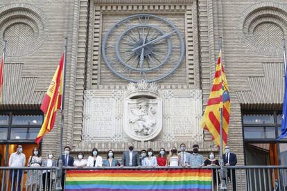 La pancarta con los colores del colectivo LGTBI colocada en el Ayuntamiento de Zaragoza en junio de 2020.Ayuntamiento de Zaragoza