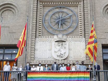 La pancarta con los colores del colectivo LGTBI colocada en el Ayuntamiento de Zaragoza en junio de 2020.Ayuntamiento de Zaragoza