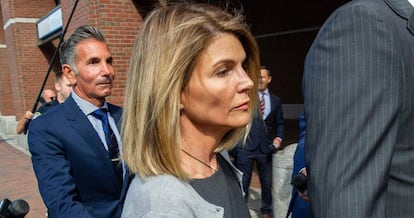 La actriz Lori Loughlin y su marido, el diseñador Mossimo Giannulli, en Boston, en agosto.