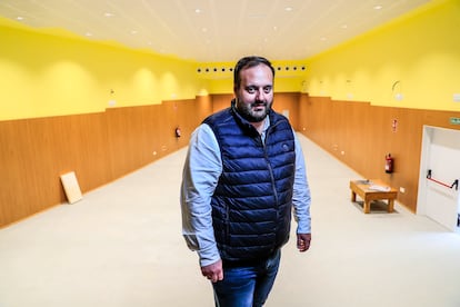 Alberto Rasero, alcalde de Villalba de Duero, en el edificio multiusos que se acaba de inaugurar. Albergará un auditirio, el consultorio médico y actividades extraescolares para los niños. 