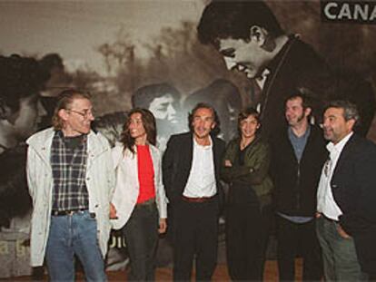 De izquierda a derecha, Fernando Bauluz, Macarena Rey, José Manuel Lorenzo, María Ripoll, Jorge Iglesias y Manuel Palacios, ayer, durante la presentación de la serie documental <b></b><i>Valor humano</i>.