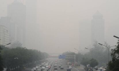 Imagen diaria en Pekín: el 'smog' reina sobre una de sus innumerables autopistas