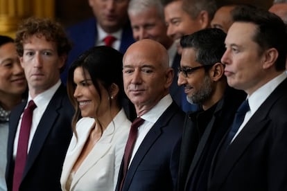Jeff Bezos, fundador de Amazon, en el centro, junto a otros magnates tecnológicos.