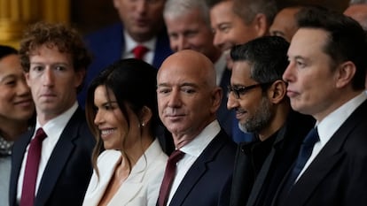 Jeff Bezos, fundador de Amazon, en el centro, junto a otros magnates tecnológicos.
